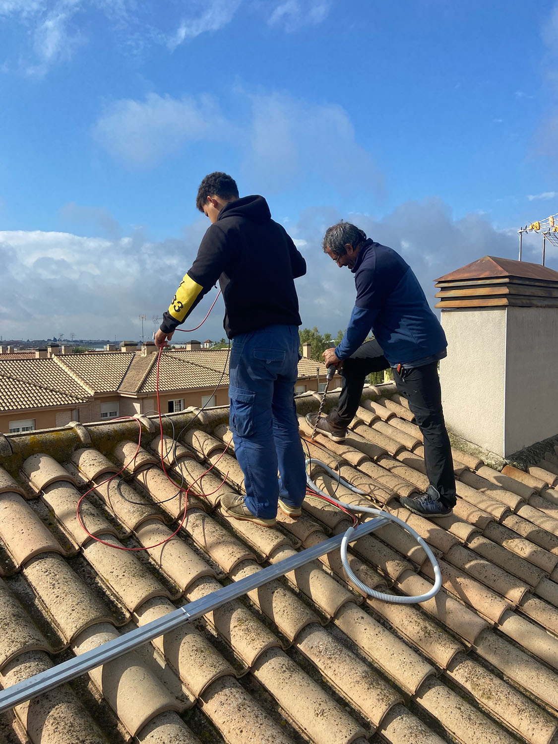 obreros instalando Placas solares